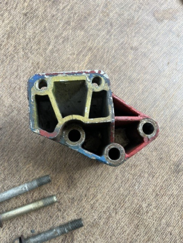 Traverse Halterung Aufnahme für den linken unteren Dieselfilter am UTB TIH Fiat